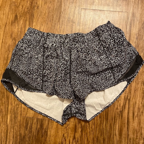 Lululemon Hottie Hot Shorts - Picture 2 of 2